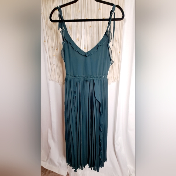 lulu's pleated midi dress v-neckline size S color emerald green - Picture 15 of 16